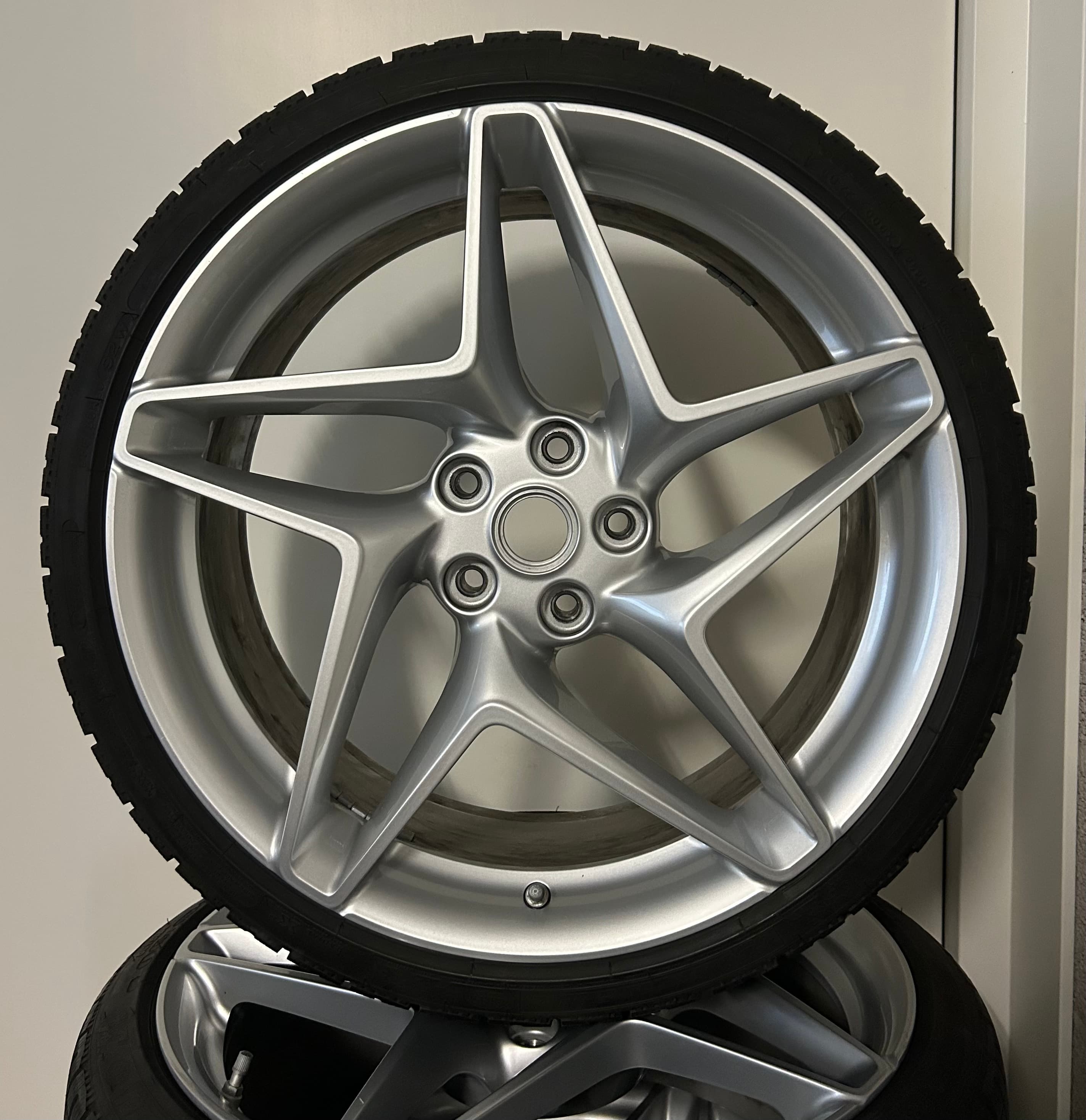 Ferrari F8 Tributo 20 inch Velgen + Winterbanden